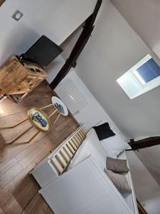La DaguenièreRÃªve de Loire的客房享有高空的景致,配有1张床和电视。