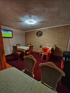 伯伊莱海尔库拉内Casa Miclau的一间设有桌椅和电视的会议室