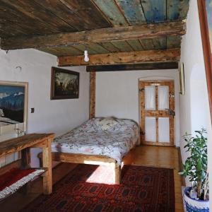 DomaszkówSiedlisko Pod Jaworem的一间卧室设有一张床和木制天花板