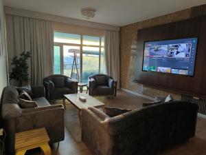 阿吉曼شقة فخمة وواسعة غرفتين luxury and big 2BR的带沙发和平面电视的客厅
