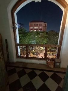 孟买瓦桑塔石兰姆孟买CST旅舍的享有大楼景致的窗户