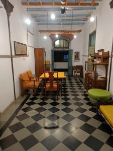 孟买瓦桑塔石兰姆孟买CST旅舍的一间位于 ⁇ 板楼层的带桌椅的房间
