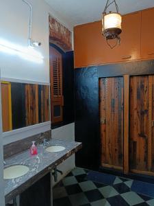 孟买瓦桑塔石兰姆孟买CST旅舍的浴室设有2个水槽和镜子