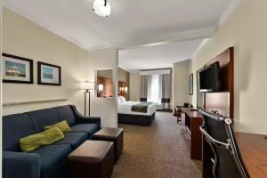 科珀斯克里斯蒂森特康福特套房酒店的酒店客房设有一张沙发和一张床