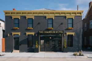 麦迪逊The Chandler Hotel的红砖建筑,标有读取酒店房间标志