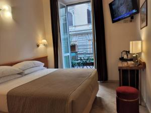 罗马普林奇比欧金尼奥酒店的一间卧室设有一张大床和一个大窗户
