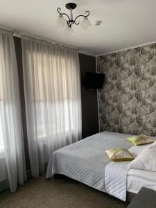 利沃夫Yurus Hostel的一间卧室配有一张床和一个吊灯