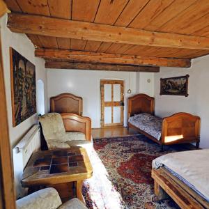 DomaszkówSiedlisko Pod Jaworem的一间卧室设有两张床和木制天花板