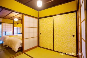 京都京之宿月光庵的一间卧室设有一张床和一个滑动玻璃门