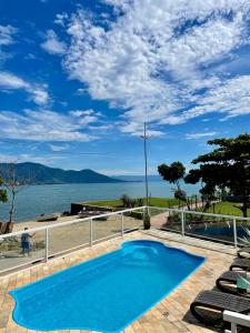 伊利亚贝拉邦斯文托斯旅馆的享有水景的游泳池