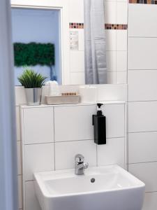 柏林Hotel Alex Berlin的白色的浴室设有水槽和镜子