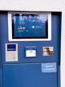 柏林Hotel Alex Berlin的蓝色调的机器,上面有屏幕