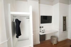 摩德纳雷齐吉公园酒店的白色的浴室设有水槽和镜子