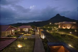 罗纳瓦拉Resort Amanzi的夜晚的度假胜地和山脉美景