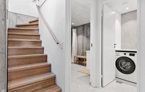 格雷诺Amazing Home In Grenaa With Kitchen的楼梯,房子里,有洗衣机