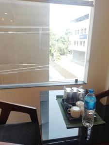 尼杜巴塞莱PAUL RESIDENCY的玻璃桌,上面装有一瓶水