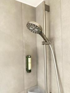 萨尔茨堡大象酒店的浴室内配有淋浴和头顶淋浴