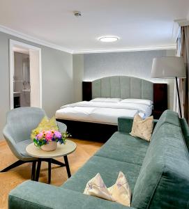 萨尔茨堡大象酒店的客厅配有沙发和1张床