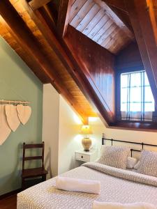 瓦伦西亚德奥尼瓦伦西亚德奥尼豪华公寓式酒店的配有木天花板的客房内的两张床