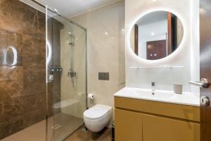 埃斯平霍Viravento - Guesthouse & Creative Space的浴室配有卫生间、盥洗盆和淋浴。