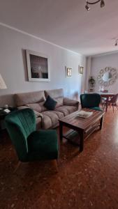 奥利文萨Casa Maria的客厅配有沙发和桌椅