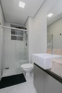 贝洛奥里藏特Apto no centro c/Ar Condicionado的浴室配有卫生间、盥洗盆和淋浴。