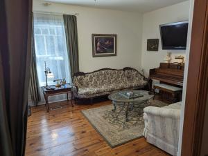 滑铁卢莱斯玛但德维多利亚酒店的带沙发和钢琴的客厅