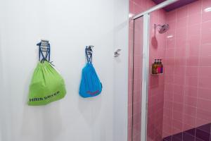 纳什维尔The Gallatin的浴室墙上挂着两个绿色和蓝色的袋子