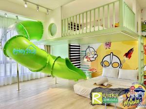 马六甲Bali Residence Melaka By Heystay Management的儿童间 - 带绿色滑梯和双层床