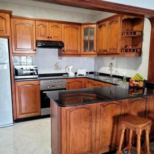 宏达海滩Casa Pancho Lanzarote的厨房配有木制橱柜和台面