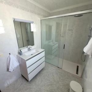 宏达海滩Casa Pancho Lanzarote的带淋浴和盥洗盆的白色浴室