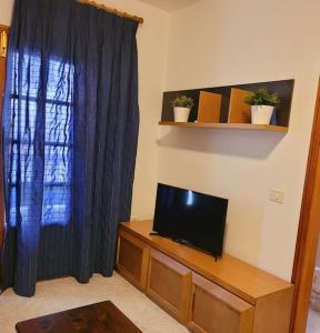 宏达海滩Casa Pancho Lanzarote的客厅配有梳妆台上的平面电视