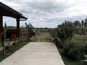 DecimomannuPodere Kiri Dome Experience的通往带围栏的田野的走道
