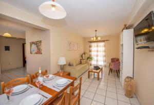 卡西奥皮Lea Family Resort的厨房以及带桌椅的起居室。