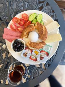 伊斯坦布尔Dream Park Hotel的含有不同食物的盘子