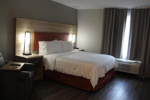 纳什维尔Candlewood Suites - Nashville South, an IHG Hotel的酒店客房设有床和窗户。