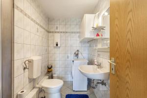 HerscheidFerienwohnung Am Wald的白色的浴室设有卫生间和水槽。