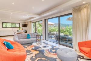 勒拉旺杜Akwabay - Les Villas du Cap的客厅配有橙色家具和大窗户