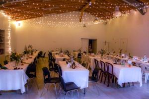 圣伊莱尔德里耶ULVF La Grande Dune的宴会厅配有桌椅和灯光