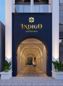 高平Indigo Boutique Hotel的一位在建筑拱门上行走的女人