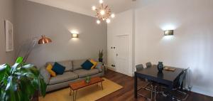 利明顿温泉*Leamington Apartments* - Avenue Road - 1 bedroom apartment的客厅配有沙发和桌子