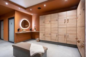 大博尔南Les Chalets de Joy的更衣室设有木制橱柜和镜子