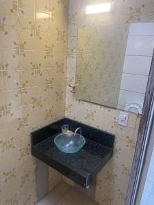瓜鲁雅Hotel Iracemar - Piscina Aquecida的一间带水槽和镜子的浴室