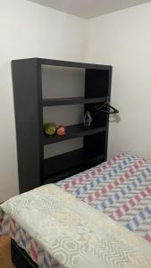 尤西德福拉Park marilandia 507的一间卧室配有一张带黑色床头板的床