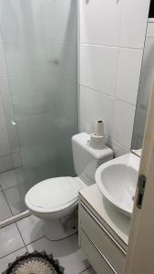 尤西德福拉Park marilandia 507的白色的浴室设有卫生间和水槽。
