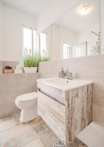 瓦伦西亚Aroma D’Valencia Apartment的白色的浴室设有水槽和卫生间。