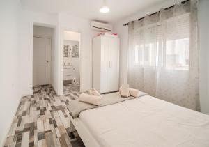 瓦伦西亚Aroma D’Valencia Apartment的白色的卧室设有一张大床和一个窗户