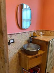 Colle San LorenzoAntico Casale San Lorenzo的一间带水槽和镜子的浴室