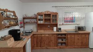耶莱尼亚古拉Dworek pod świerkami的厨房配有木制橱柜和台面