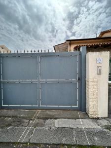 卡塔尼亚Mimì e Cocò shabby house的房子前面的蓝色门